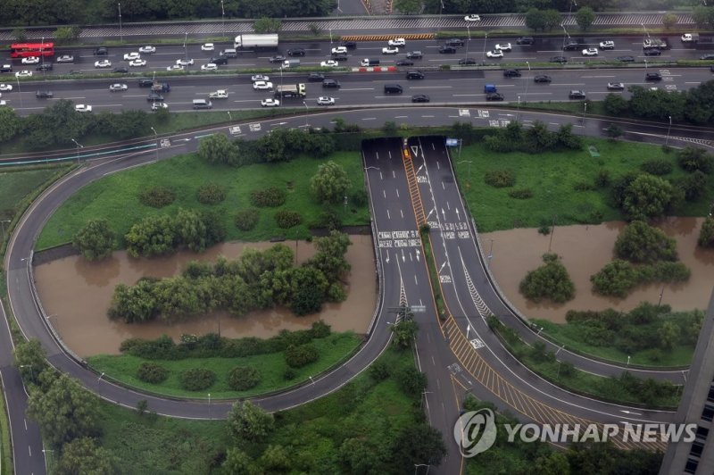 여의상류IC 교통 통제 여의상류IC 교통 통제 (서울=연합뉴스) 박동주 기자 = 14일 오전 중부지방 집중호우로 한강 수위가 상승함에 따라 올림픽대로(양방향) 여의상류IC 교통이 통제되고 있다. 2023.7.14 pdj6635@yna.co.kr (끝)