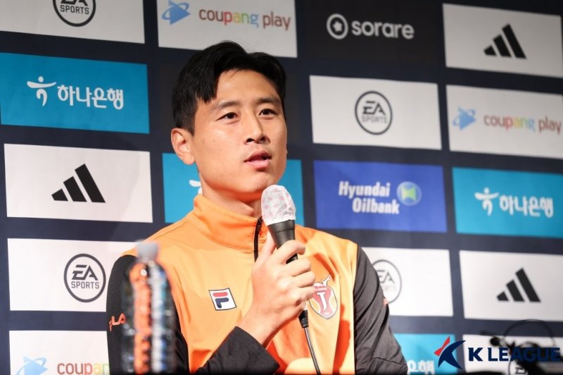 기자회견 하는 구자철 기자회견 하는 구자철 (서귀포=연합뉴스) 프로축구 K리그1 제주 유나이티드의 구자철(34)이 7일 제주 서귀포 빠레브호텔에서 진행된 '2023 K리그 동계 전지 훈련 미디어 캠프'에서 기자회견 하고 있다. 2023.2.7 [한국프로축구연맹 제공. 재판매 및 DB 금지] photo@yna.co.kr (끝)