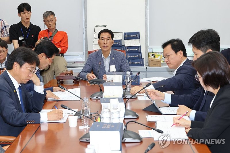 국회 환경노동위원회 안건조정소위원회에서 더불어민주당 소속 김주영 소위원장이 18일 회의를 주재하고 있다.2024.7.18 연합뉴스