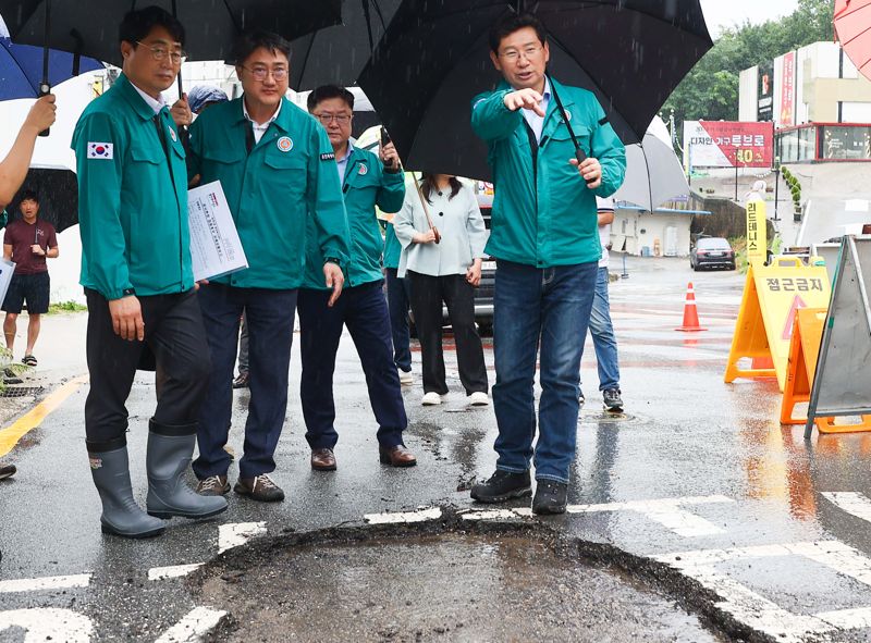 이상일 용인시장이 기습적인 폭우로 인해 도로가 파손된 기흥구 중동 '동백3동 행정복지센터' 신축 현장을 확인하고 있다. 용인시 제공