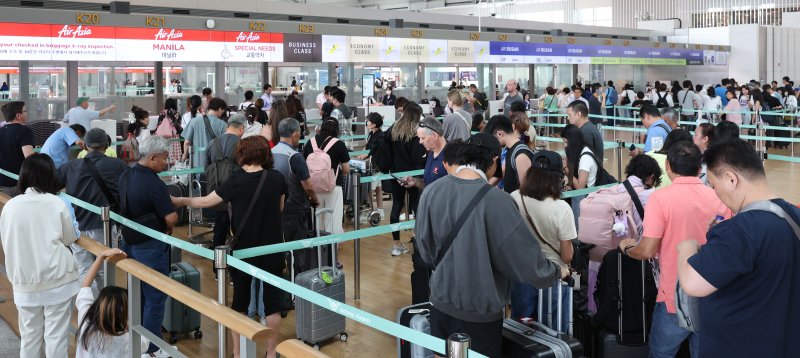 여름 휴가철이 시작된 지난달 16일 인천국제공항 제1여객터미널 출국장이 이용객들로 붐비고 있다.사진=뉴시스