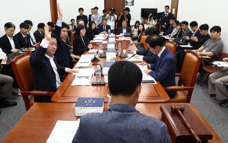 국회 환경노동위원회 여당 간사인 김형동 의원 등이 18일 서울 여의도 국회에서 열린 환노위 안건조정위원회 회의에서 노란봉투법 논의에 관한 언론 비공개에 반대하며 손을 들어보이고 있다. 뉴스1