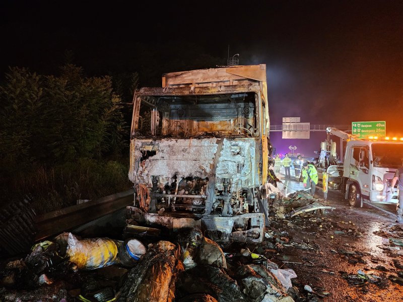 영동 경부고속도로 택배차 화재 현장(영동소방서 제공).2024.7.19/뉴스1