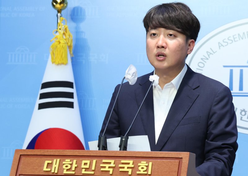 [서울=뉴시스] 조성봉 기자= 이준석 개혁신당 의원이 20일 오후 서울 여의도 국회 소통관에서 열린 1호법안 '공직선거법 개정안' 관련 기자회견에서 발언을 하고 있다. 이 의원은 이날 '선거비 보존 범위 확대', '선거비용 한도 축소' 등을 담은 이른바 정치적 약자를 위한 '반값 선거법'을 발의하겠다고 밝혔다. 2024.06.20. suncho21@newsis.com