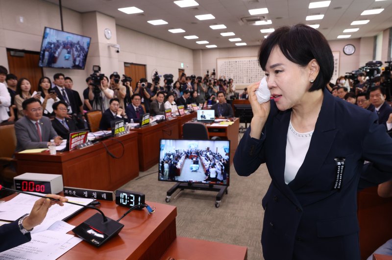 전현희 더불어민주당 의원이 19일 오전 '윤석열 대통령 탄핵소추안 발의 요청' 국민동의 청원 청문회에서 정청래 위원장과 대화하고 있다. 전 의원은 "법사위 입장 과정에서 신원 불명의 누군가가 위력을 가해 허리를 다쳤다"고 주장했다. 연합뉴스