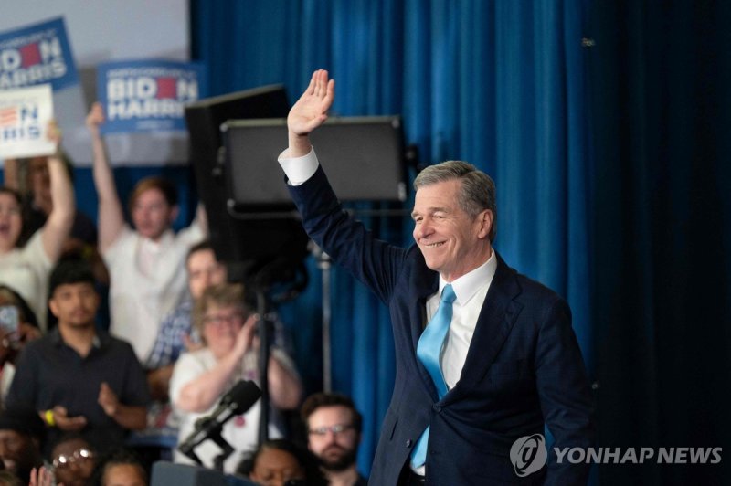 로이 쿠퍼 노스캐롤라이나 주지사 North Carolina Governor Roy Cooper attends a Biden Harris campaign event at James B. Dudley High School on July 11, 2024, in Greensboro, North Carolina. Harris spoke on the stakes of the election for North Carolinians. (Photo by Allison Joyce / AFP)