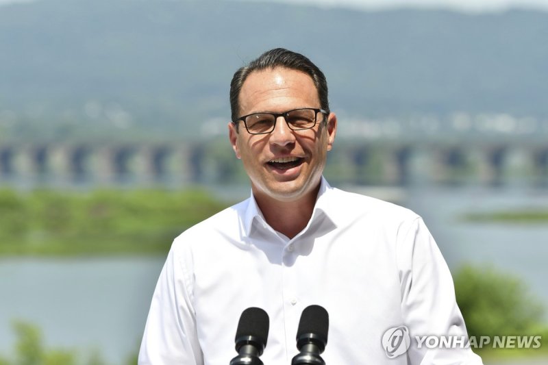 조시 샤피로 펜실베이니아 주지사 Pennsylvania Gov. Josh Shapiro speaks during a news conference overlooking the Susquehanna River from a balcony at the offices of the Susquehanna River Basin Commission, Tuesday, July 9, 2024, in Harrisburg, Pa. (AP Photo/Marc Levy)
