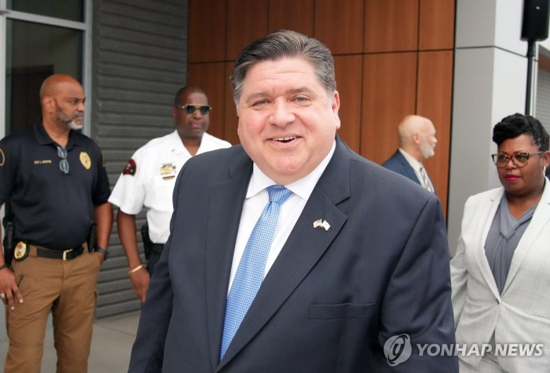 J.B. 프리츠커(59) 일리노이 주지사 Illinois Governor JB Pritzker arrives for the grand opening of new St. Clair County Public Safety Center in East St. Louis, IL on Thursday, July 11, 2024. Photo by Bill Greenblatt/UPI
