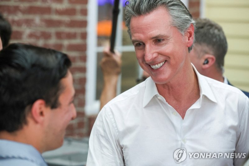 개빈 뉴섬 캘리포니아 주지사 California Governor Gavin Newsom, who is in New Hampshire to attend a fundraising event for U.S. President Joe Biden's campaign, greets people at the Common Man Roadside Cafe & Deli in Hooksett, New Hampshire, U.S. July 8, 2024. REUTERS/Reba Saldanha