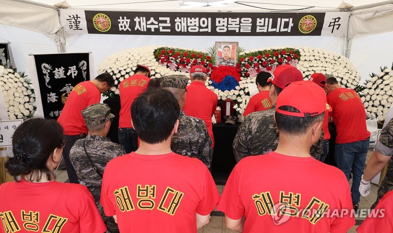 해병대 채상병 순직 1주기인 19일 청계광장 시민분향소에서 해병대예비역연대 회원들이 추모하고 있다./사진=연합뉴스