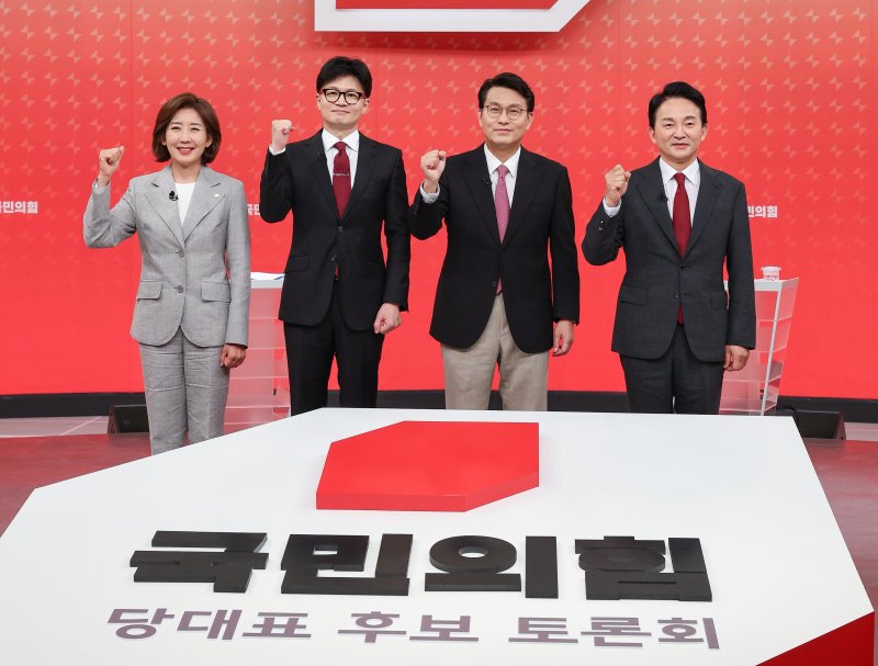 한동훈, 윤상현, 원희룡 국민의힘 대표 후보가 19일 서울 양천구 SBS 스튜디오에서 국민의힘 제5차 전당대회 당대표 후보 방송토론회에 앞서 기념촬영을 하고 있다. 2024.7.19/뉴스1 ⓒ News1 국회사진취재단 /사진=뉴스1