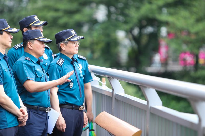 부산경찰청은 최근 여름 집중호우 시기를 맞아 침수와 산사태 우려 지역인 동래구 온천천 세병교와 금정구 장전동 금용사 일대를 찾아 재난 대비 사항을 점검했다고 19일 밝혔다. 사진은 동래구 온천천 세병교 일대를 점검 중인 우철문 부산경찰청장의 모습. 부산경찰청 제공