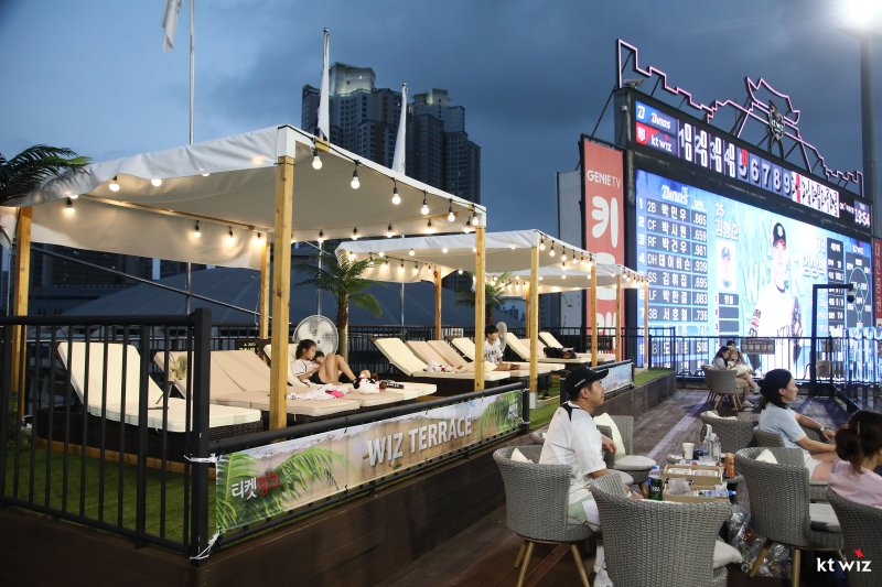 KT 위즈의 '워터 페스티벌'에서 운영되는 '위즈 테라스'. (KT 위즈 제공)