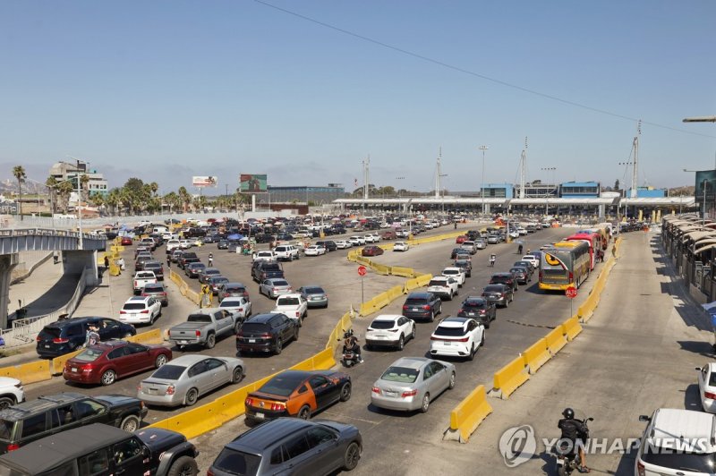 늘어선 미국 입국 대기 차량 epa11488426 Cars lining up to cross the San Ysidro checkpoint, in Tijuana in Baja California, Mexico, 19 July 2024. Mexico's Ministry of Infrastructure, Communications and Transportation (SICT) said that Mexican radars and air navigation systems were not affected by the Microsoft sys