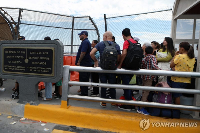 미국-멕시코 접경 검문소에서 대기 중인 사람들 People line up to enter the United States through the Paso del Norte International Bridge in Ciudad Juarez, Chihuahua state, Mexico, on July 19, 2024. Airlines, banks, TV channels and other businesses were disrupted worldwide on Friday following a major computer systems out