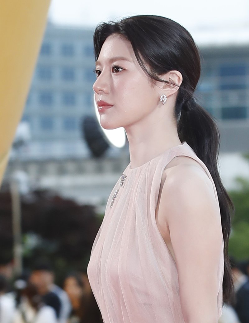 배우 고윤정이 19일 인천 중구 파라다이스 시티에서 열린 ‘제3회 청룡시리즈어워즈(Blud Dragon Series Awards, 이하 BSA)’ 레드카펫 행사에서 매력을 발산하고 있다. ⓒ News1 권현진 기자