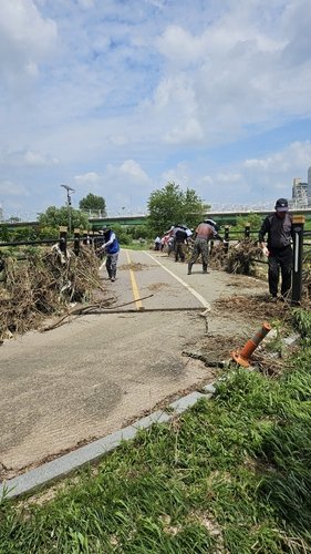 지난 19일 오산천에서 복구작업이 이뤄지는 모습 [오산시 제공. 재판매 및 DB 금지]