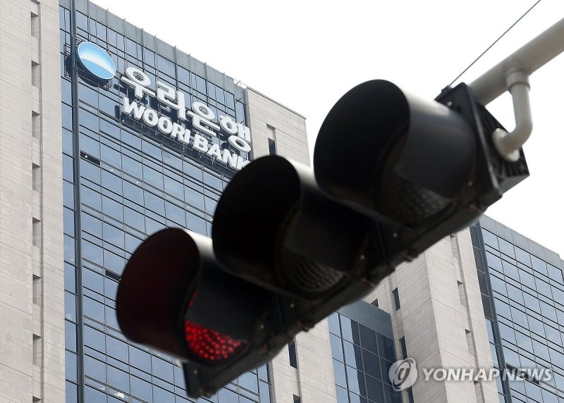 금감원, '100억 횡령' 우리은행 검사 확대…검사인력 추가 투입 금감원, '100억 횡령' 우리은행 검사 확대…검사인력 추가 투입 (서울=연합뉴스) 이지은 기자 = 금융감독원은 100억원 규모의 횡령 사고가 발생한 우리은행에 대한 검사를 확대하기로 했다. 금감원은 우리은행에서 발생한 횡령 사고와 관련해 지난 12일부터 긴급 검사에 착수한 바 있는데, 검사반 인원을 기존 6명에서 9명으로 늘리기로 한 것이다. 사진은 21일 오후 서울 중구 우리은행 본점. 2024.6.21 jieunlee@yna.co.kr (끝)