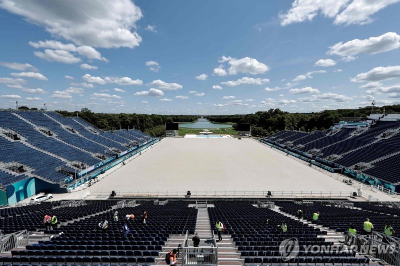 파리 올림픽 승마 경기가 열리는 베르사유 궁전의 경기장 TOPSHOT - This photograph shows the Equestrian and modern Pentathlon facilities at the Chateau de Versailles Olympic venue, in Versailles, on July 17, 2024, ahead of the Paris 2024 Olympic Games. (Photo by STEPHANE DE SAKUTIN / AFP)