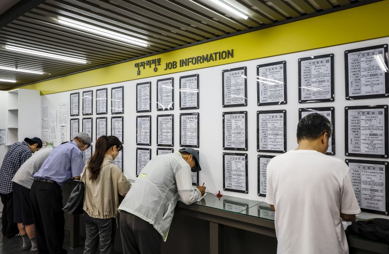 지난 10일 서울 마포구 서부고용복지플러스센터를 찾은 구직자들이 상담을 위해 서류를 작성하고 있다. <뉴시스>