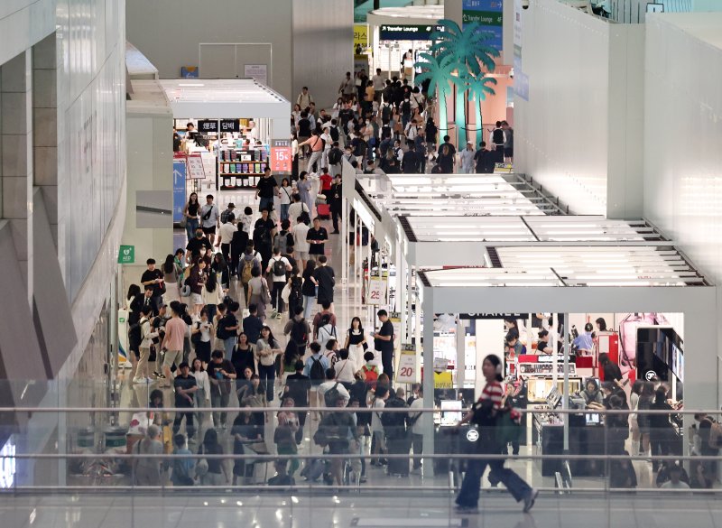 지난 21일 인천국제공항 제2여객터미널 면세구역이 이용객들로 북적이고 있다. 사진=뉴스1