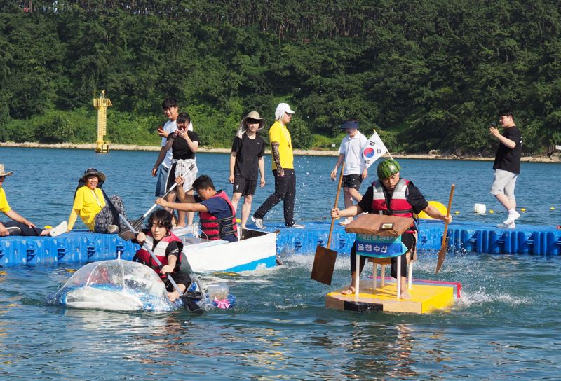 지난 21일 울산 동구 일산해수욕장 조선해양축제 현장에서 '기발한 배 콘테스트'에 참가한 대학생들이 재활용품으로 제작한 각자의 배를 타고 바다 위를 달리고 있다. 사진=최수상 기자