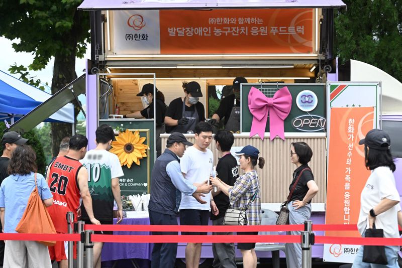 지난 20일 서울 노원구 서울과학기술대학교에서 열린 ‘제 22회 서울특별시 발달장애인 농구잔치’에서 한화가 컵빙수 푸드트럭 행사를 진행하며 선수들에게 격려의 메시지를 전했다. 한화 건설부문 제공