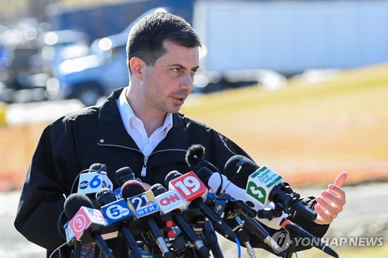 부티지지 미국 교통부 장관 FILE PHOTO: U.S. Transportation Secretary Pete Buttigieg speaks as he visits the site of the derailment of a train carrying hazardous waste in East Palestine, Ohio, U.S., February 23, 2023. REUTERS/Alan Freed/File Photo