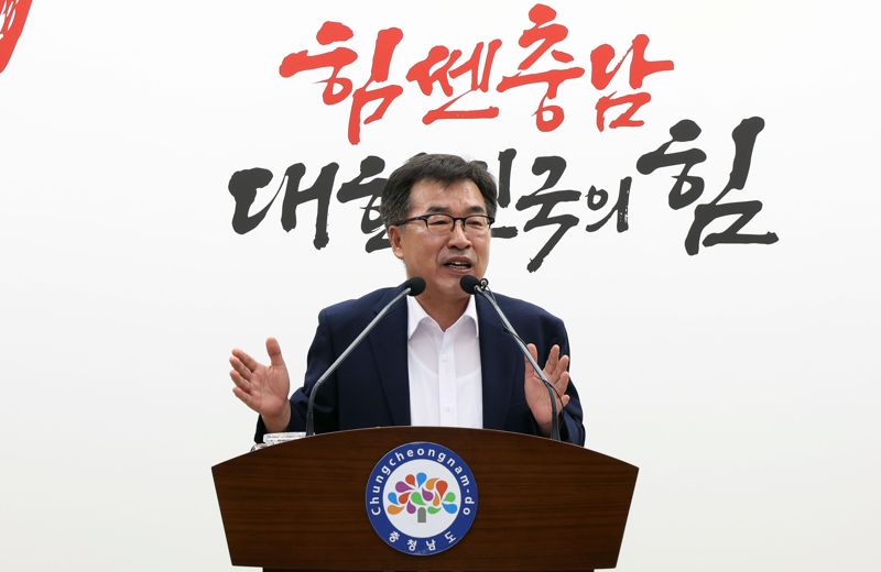 전형식 충남도 정무부지사가 22일 충남도청 프레스센터에서 기자회견을 열고 충남도의 석탄화력발전소 폐지 대응 전략을 우수사례로 평가한 경제협력개발기구(OECD)의 '2024 한국경제보고서'에 대해 설명하고 있다.