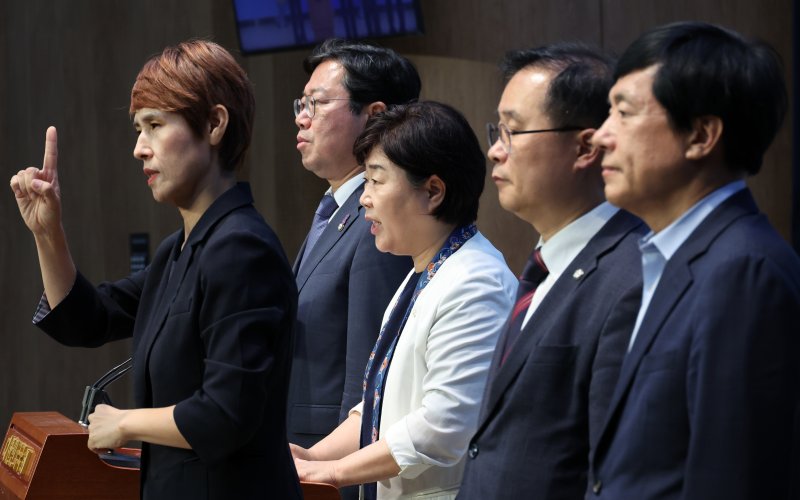 국회 법제사법위원회 소속 더불어민주당 의원들이 22일 국회에서 '검찰의 김건희 여사 비공개 조사 규탄' 기자회견을 하고 있다. 왼쪽부터 김승원, 서영교, 이건태, 이성윤 의원. 뉴시스