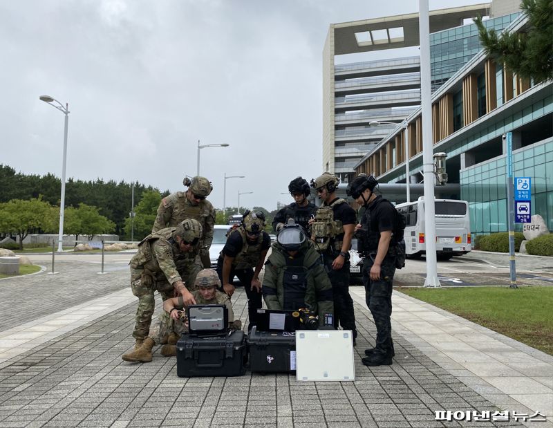 지난 20일 인천시 중구 인천국제공항공사 인재개발원에서 진행된 ‘한·미 연합 폭발물 처리 훈련’에서 인천공항 폭발물 처리반 요원 및 훈련 참석자들이 폭발물 처리 로봇을 이용해 폭발물을 해체하고 있다. 인천국제공항공사 제공