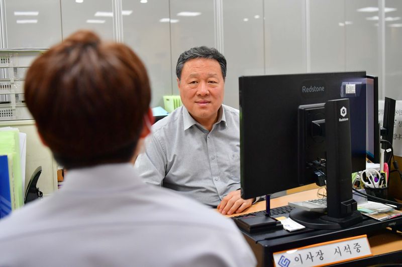 경기신용보증재단 시석중 이사장이 소상공인 컨설팅 지원사업 만족도 조사 상담을 진행하고 있다. 경기신보 제공