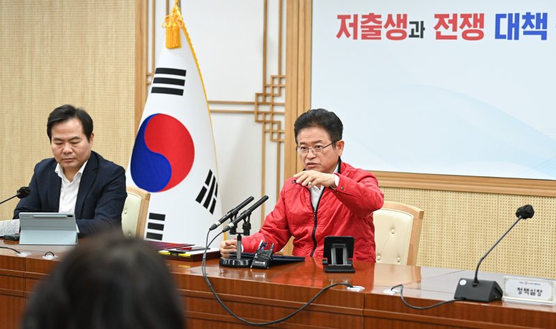 이철우 경북지사가 지난 22일 도청에서 '저출생과 전쟁 혁신 대책' 회의를 주재하고 있다. 뉴스1