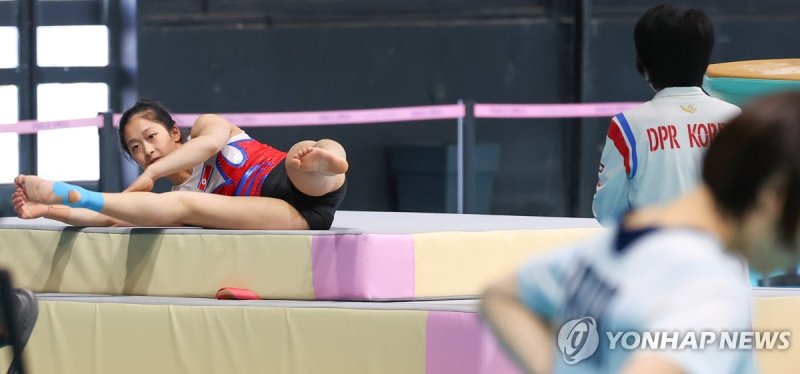 도마 개인 기술 연습하다 실수한 북한 체조 안창옥 도마 개인 기술 연습하다 실수한 북한 체조 안창옥 (파리=연합뉴스) 김도훈 기자 = 2024 파리올림픽 여자 기계체조에 출전하는 북한 안창옥이 22일(현지시간) 오전 프랑스 파리 국제방송센터(IBC)에 마련된 훈련장에서 주 종목인 도마의 개인 기술에 도전하며 실수해 매트에 넘어지고 있다. 2024.7.22 superdoo82@yna.co.kr (끝)