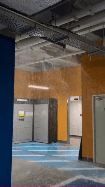 경기 화성시 신동 동탄2 신동포레 '경기행복주택' 지하주차장에서 누수가 발생, 물이 폭포수처럼 터져나오고 있다. (주민 제공) 2024.7.22/뉴스1
