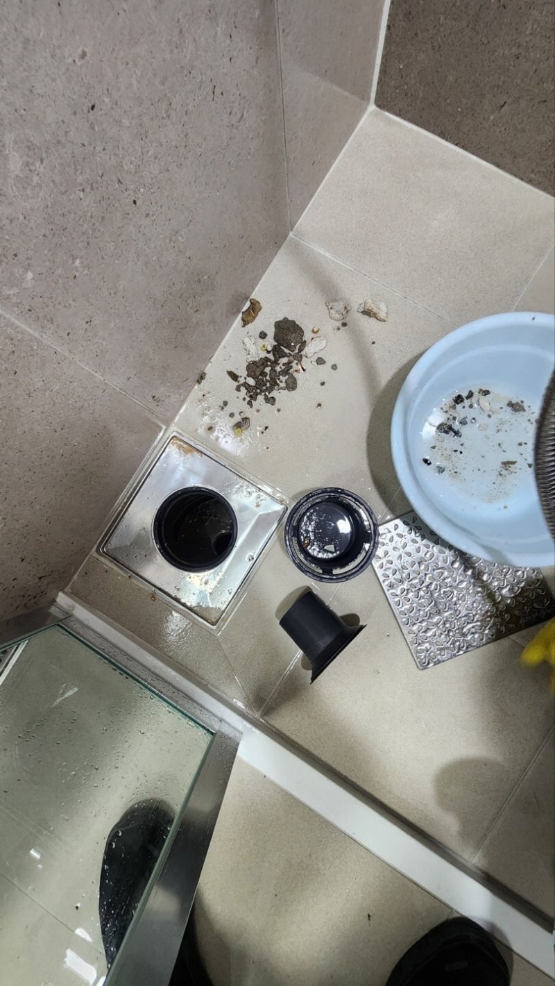 경기 화성시 신동 동탄2 신동포레 '경기행복주택' 일부 세대 화장실과 세탁실, 실외기실 배수구에서 나온 시멘트와 이물질. (주민 제공) 2024.7.22/뉴스1