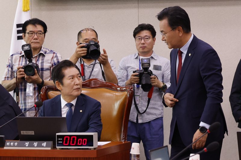 '尹 탄핵'에 '민주 해산'까지..국민 갈등 부추기는 '청원전쟁'