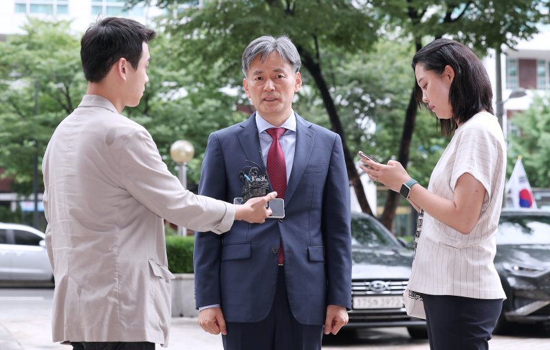 조지호 경찰청장 후보가 지난 17일 서울 서대문구 NH농협생명빌딩에서 신임 청장 임명 제청 동의 여부를 논의하는 국가경찰위원회에 출석하며 취재진 질문에 답하고 있다. 뉴스1