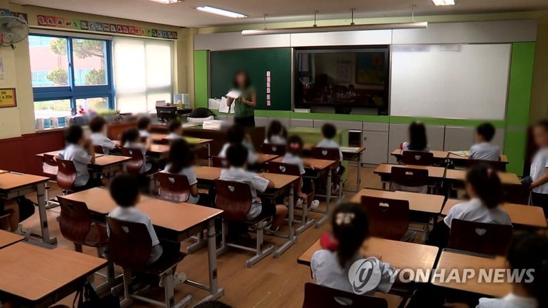 "요즘 교사들 왜 이렇게 불친절"…학부모 불만, 이유가