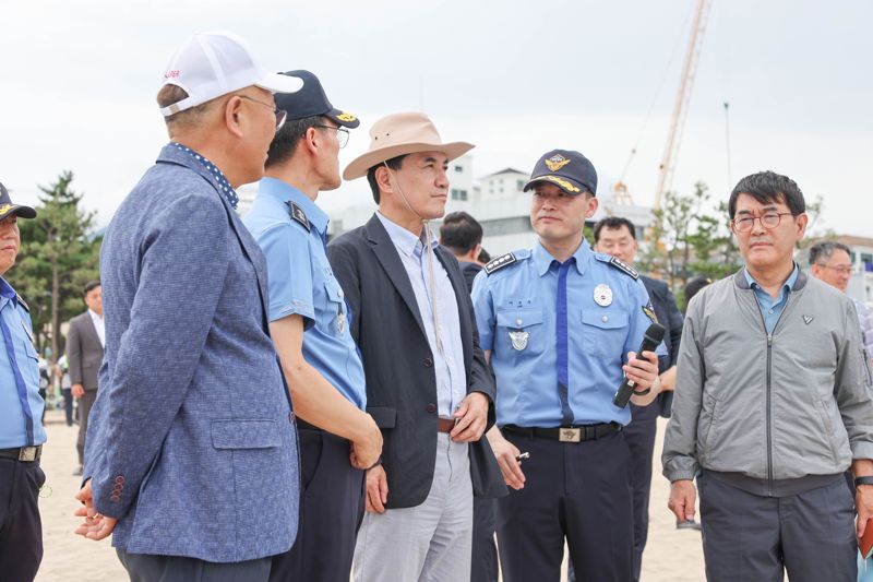 "강원도에 죠스 출몰?"..피서철 상어 방지막 설치 고심