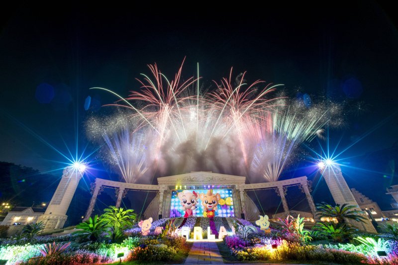 에버랜드가 진행하는 멀티미디어쇼 '주크박스 렛츠 댄스'.(삼성물산 리조트부문 제공)