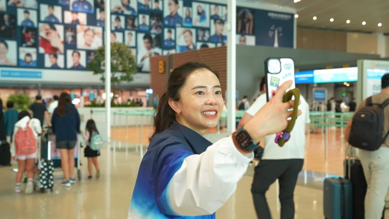 탁구 올림픽 국가대표 전지희 선수가 지난 20일 파리로 출국하기 위해 방문한 인천공항에서 자신의 사진을 배경으로 기념촬영을 하고 있다. 인천국제공항공사 제공