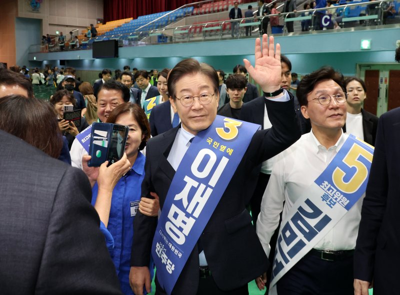 [단독] 이재명은 '유예하자'는데..민주 "금투세 예정대로 시행" 공식화