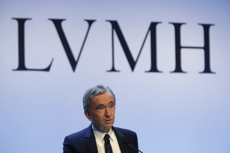 佛 명품재벌 LVMH 회장 아르노, 中 경기부양에 22조원 횡재