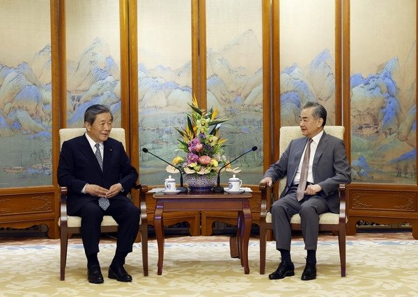 중국 외교의 사령탑인 왕이(오른쪽) 외교 부장은 23일 베이징을 방문한 자민당 모리야마 히로시 총무회장을 인민대회당에서 만나 현안을 논의하고 있다. 중국외교부제공 연합뉴스