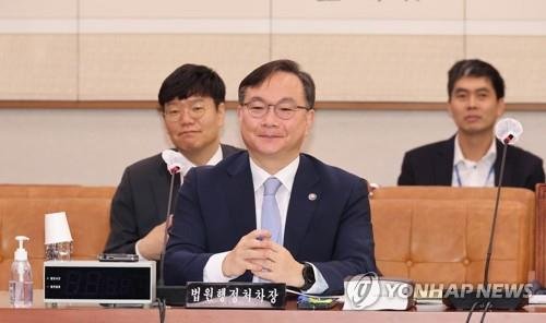 박영재 대법관 후보자 (서울=연합뉴스) 백승렬 기자 = 박영재 대법관 후보자가 법원행정처 차장으로 일할 당시 작년 4월 10일 국회에서 열린 법제사법위원회 법안심사 제1소위원회에 참석한 모습 [연합뉴스 자료사진]