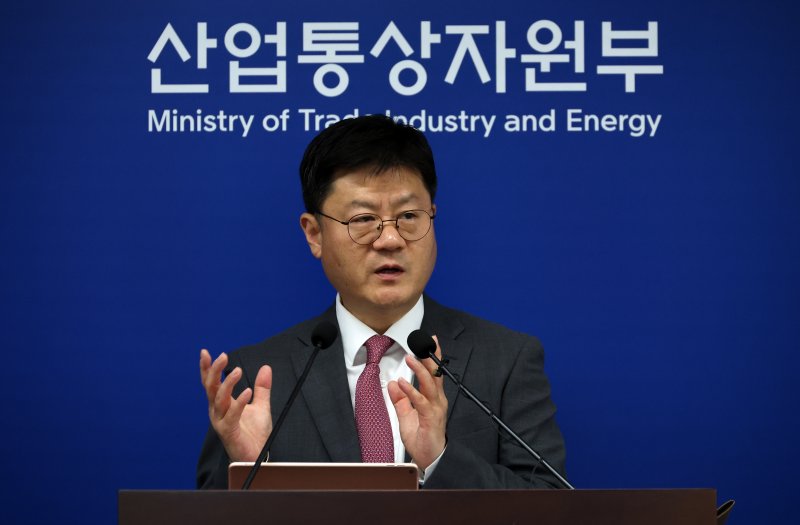 [세종=뉴시스] 강종민 기자 = 최우석 산업통상자원부 무역투자실장이 1일 세종시 정부세종청사에서 2024년 상반기 수출입동향을 발표하고 있다. 올해 상반기 수출은 전년 대비 9.1% 증가한 3348억 달러, 수입은 6.5% 감소한 3117억 달러를 기록했다. 2024.07.01. ppkjm@newsis.com