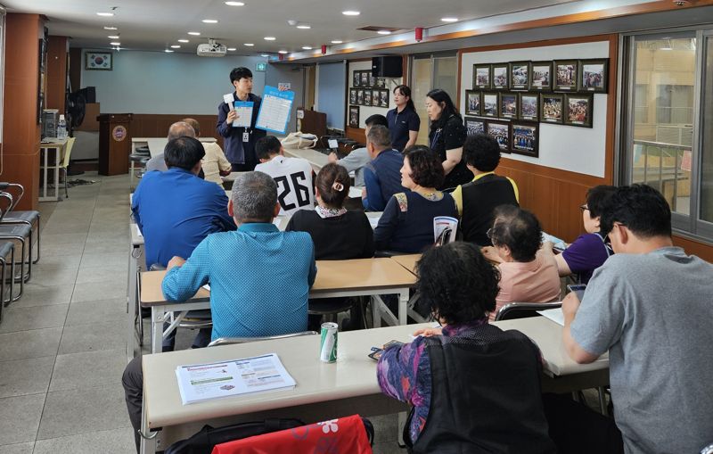 전남도가 여름 휴가철을 맞아 오는 8월 2일까지 시·군, 국립수산물품질관리원 등과 합동으로 전통시장, 수입·유통·소매업체, 음식점, 활어판매장 등을 대상으로 수산물 원산지 표시 특별 단속을 실시한다. 전남도 제공