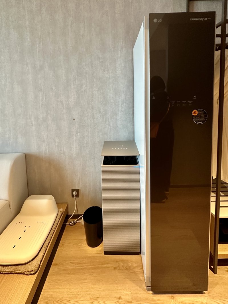 바디 드라이(왼쪽부터), 공기청정기, 스타일러를 비치한 스위트 객실ⓒ News1 윤슬빈 기자