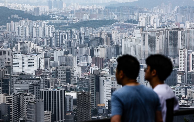 서울 중구 남산에서 서울시내 아파트 단지가 보이고 있다. 뉴시스